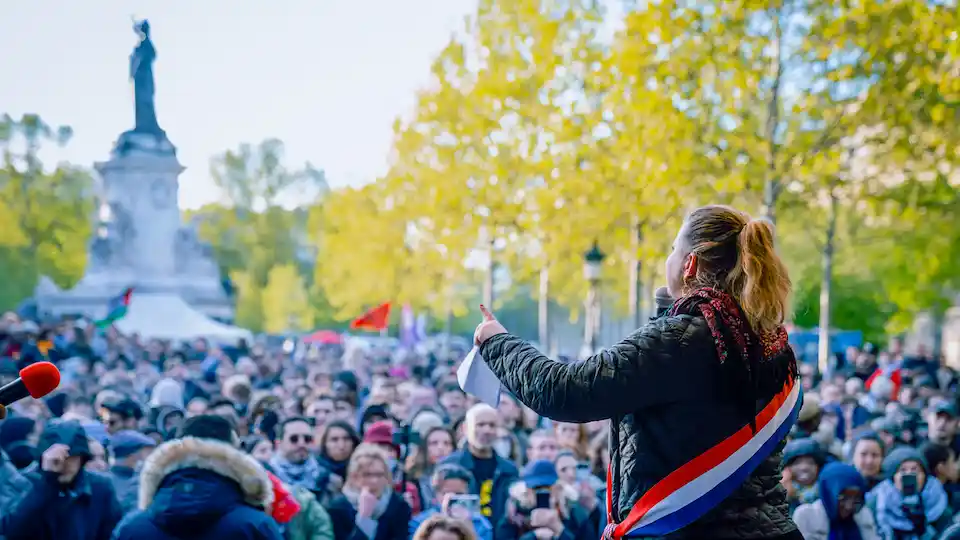 240421 La députée Mathilde Panot fait un discours place de la République à Paris